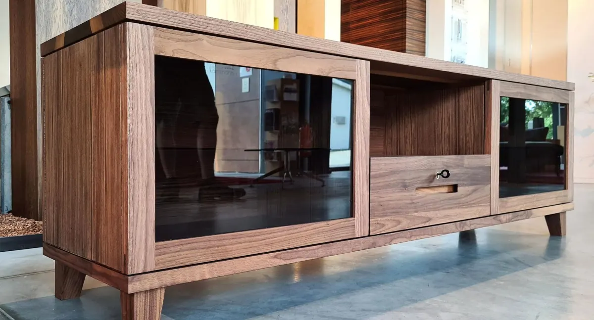 Gesellenstück: Sideboard aus massivem Nussbaum mit Glastüren und Schubkasten